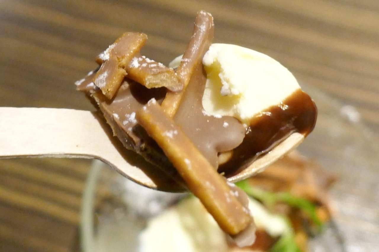 「カラムーチョ」フレーバーとチョコレートは相性バッチリ。アイスクリームをプラスすることで冷え冷え＋刺激的なスイーツとして美味しく完食！