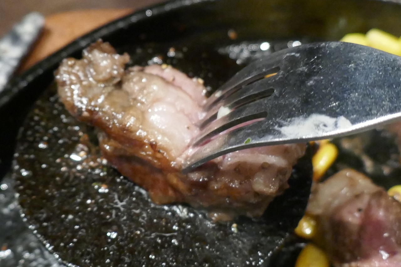 ステーキの横にある熱した鉄柱で、ステーキの焼き加減を細かく調整できます
