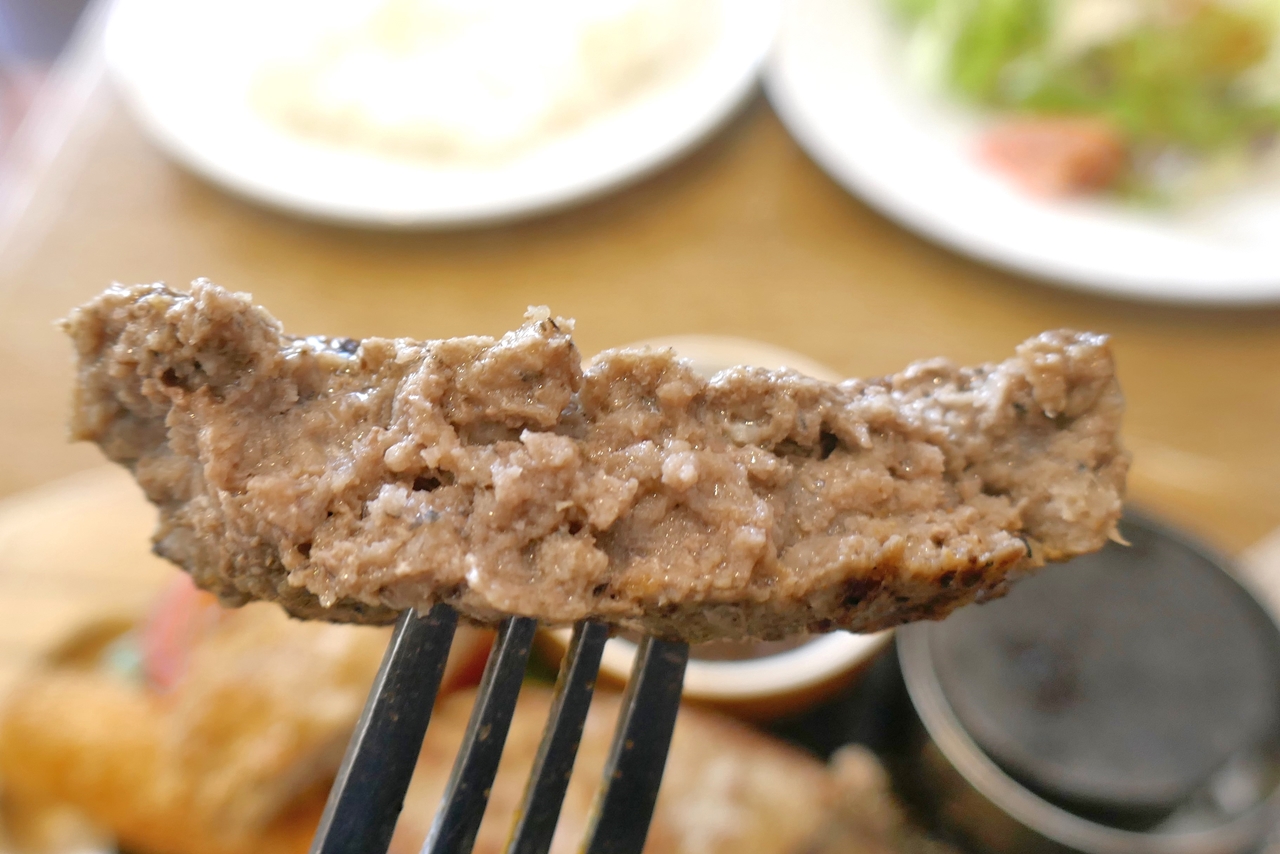 熱した鉄柱を使ってビチャビチャ感を解消した「ビーフハンバーグ」は、粗挽き肉ならではの力強い食感と、牛肉ならではのパワフルな美味しさに満足！