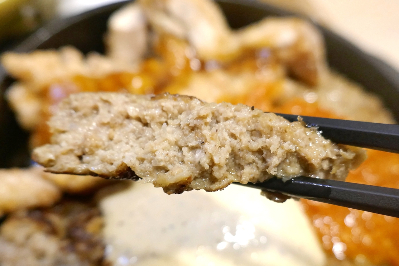 素のままの「大ハンバーグ」は、肉汁のウマさと玉ねぎの甘さが同時に楽しめる優しい美味しさ