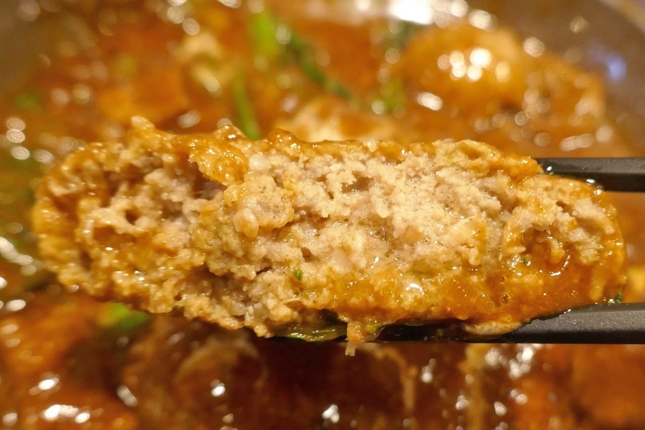 メインのハンバーグはジューシーな肉汁の美味しさに加えて、玉ねぎの甘さ、胡椒の刺激が効いてウマウマ！