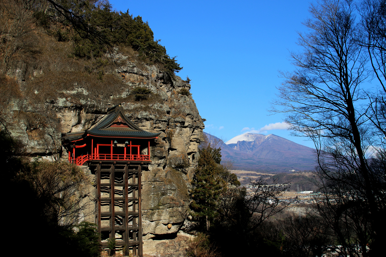 断崖絶壁に面した釈尊寺観音堂。鎌倉時代に建てられた重要文化財