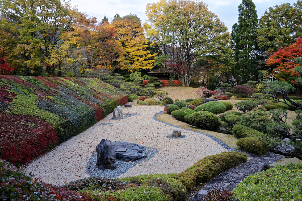 色とりどりの紅葉が美しい、マンズワインの日本庭園「万酔園」。隣接したワイナリー見学が人気