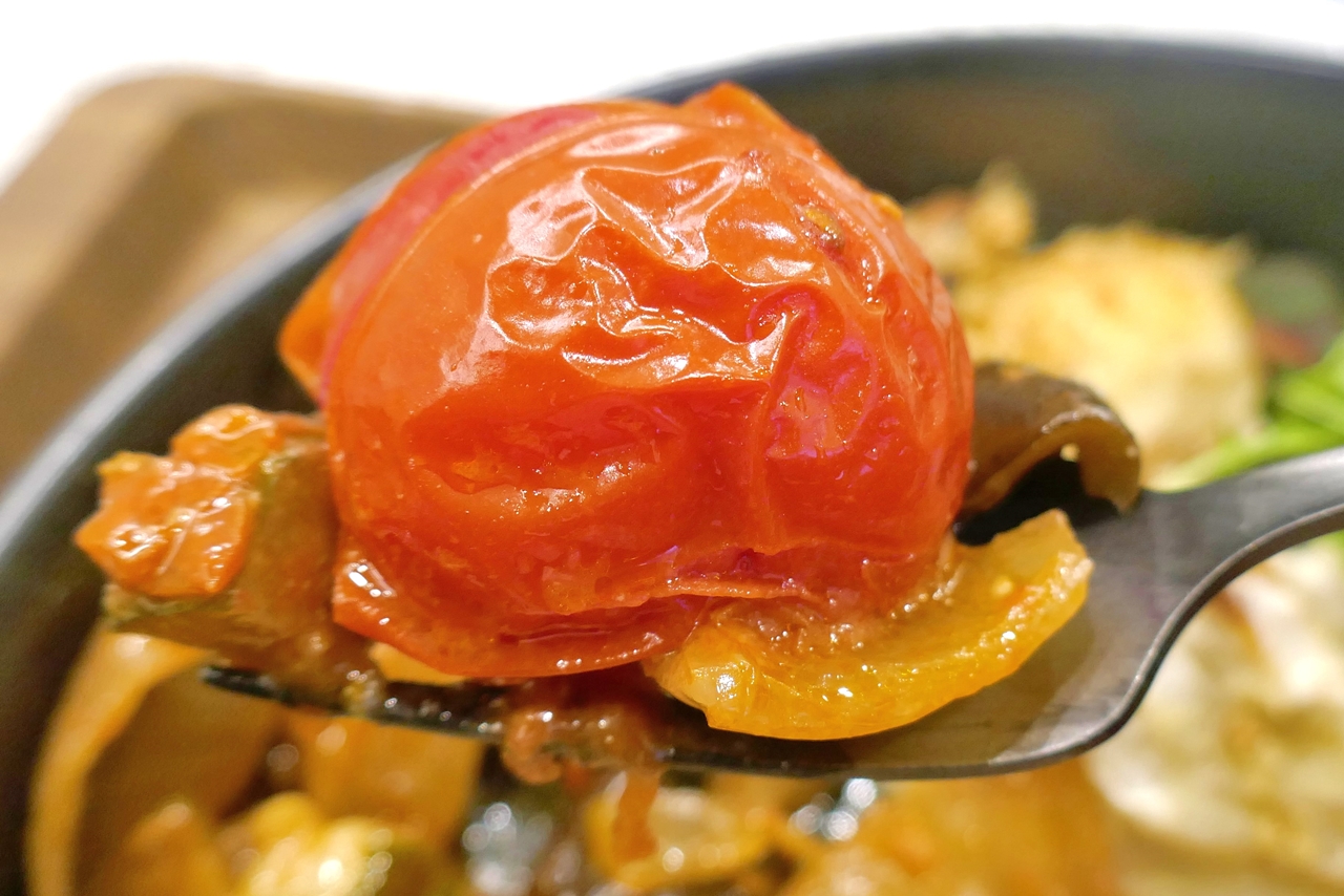 「ベイクドトマトのラタトゥイユ」は、大きなトマトが特に甘味が効いて美味しい。ズッキーニ、ナスなども素材の美味しさが活きてナイスなウマさ