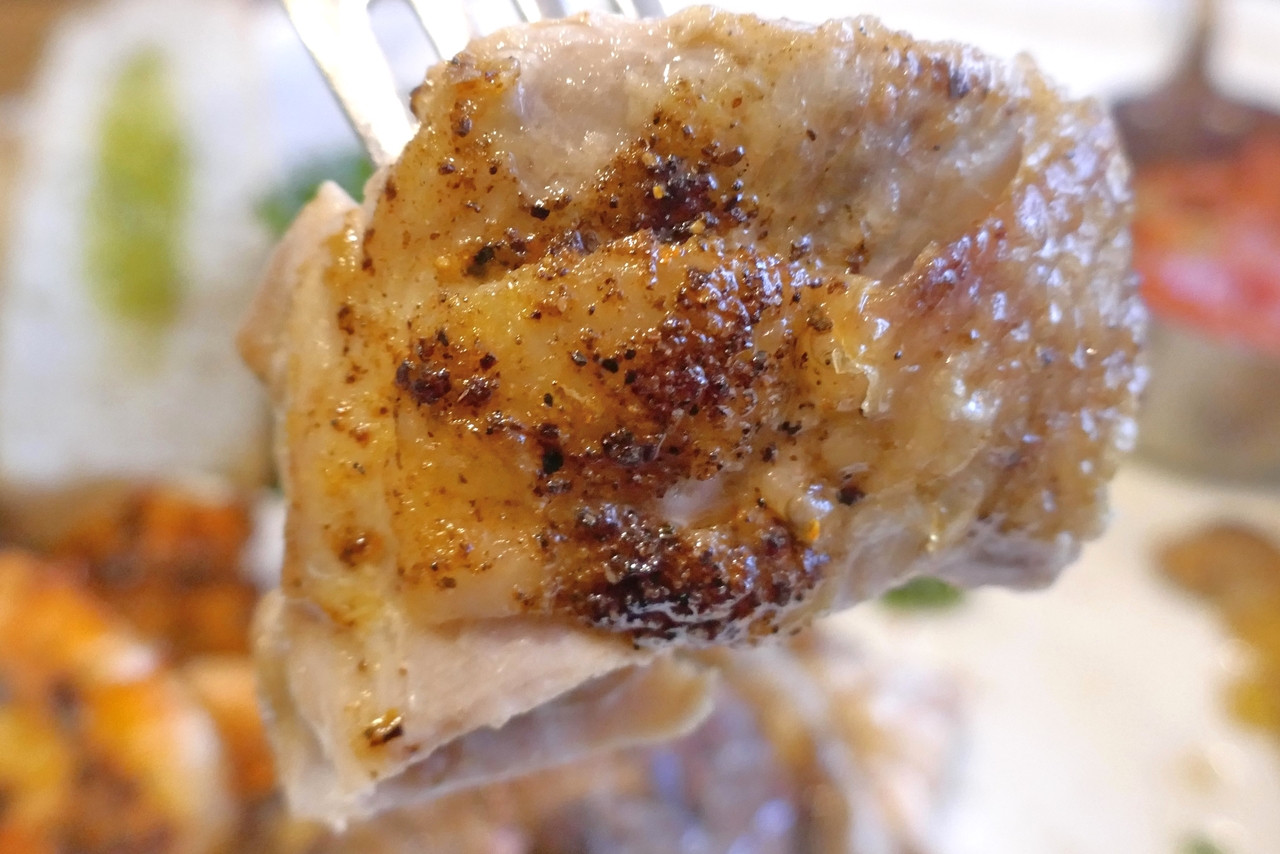 「ケイジャングリルチキン」は、ジューシーな鶏肉にヒリヒリするくらいにスパイスが効いていながらも塩気は意外と穏やか