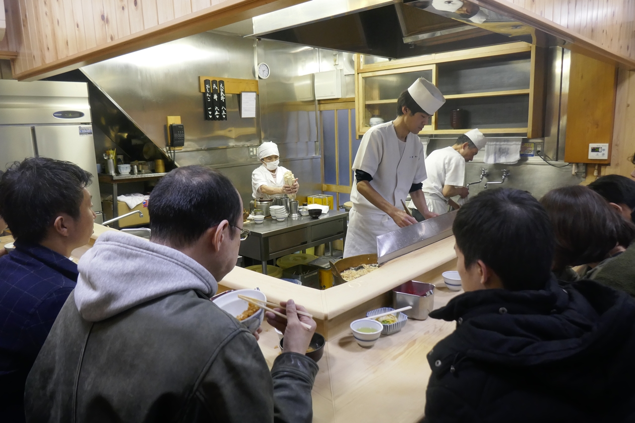 「天丼いもや」は、店内中央に厨房があるオープンキッチン。店内で待つ間、昔訪れた時のことを思い出したりしながら天ぷらが次々に揚がる様子を眺めていました