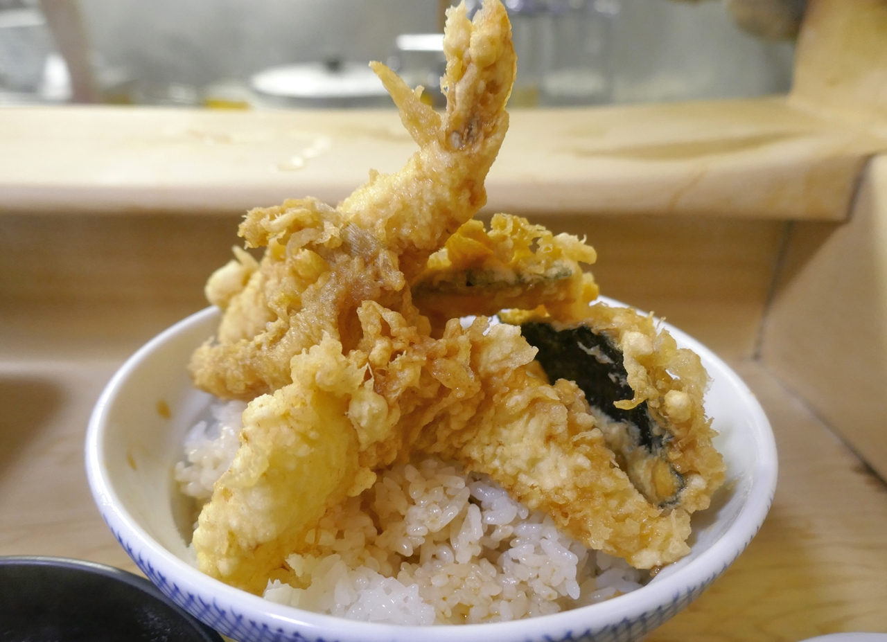 「天丼」には、ご飯の上に天ぷらが立つほどにモリモリ盛られています！