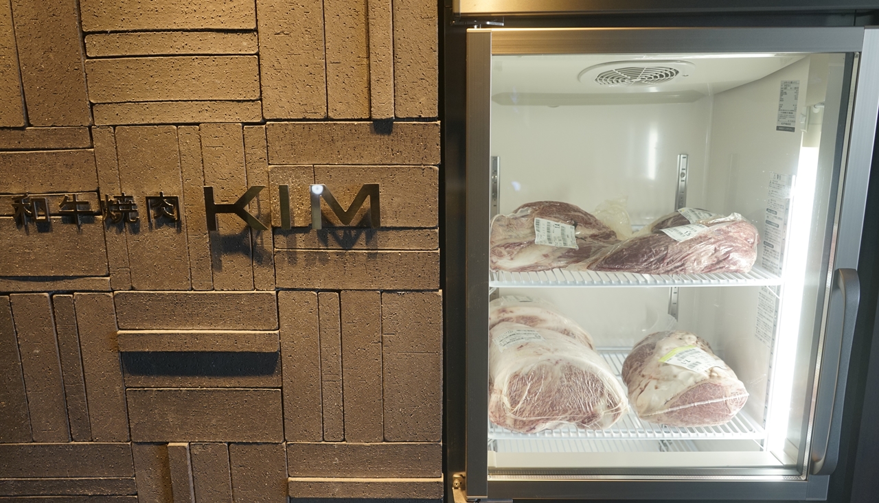 最初に足を運んだのは、店頭の美味しそうな肉がそそる「和牛焼肉KIM　茅場町」
