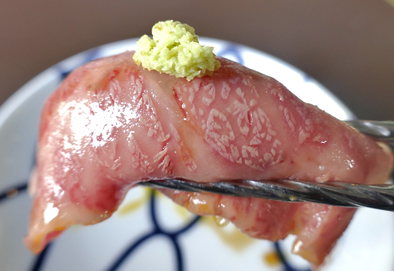 「サーロインの炙り寿司」は、口の中でとろけるように柔らかな食感に加えて、脂の旨味、濃厚な黄身の風味、サッパリとしたシャリがマッチ！