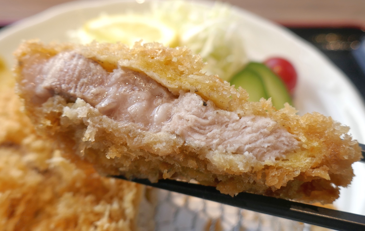 そのままでも旨い「富士桜ポークの上ロースかつ」。まずは肉の旨味をシンプルに引き出す塩で食べるのがオススメ！
