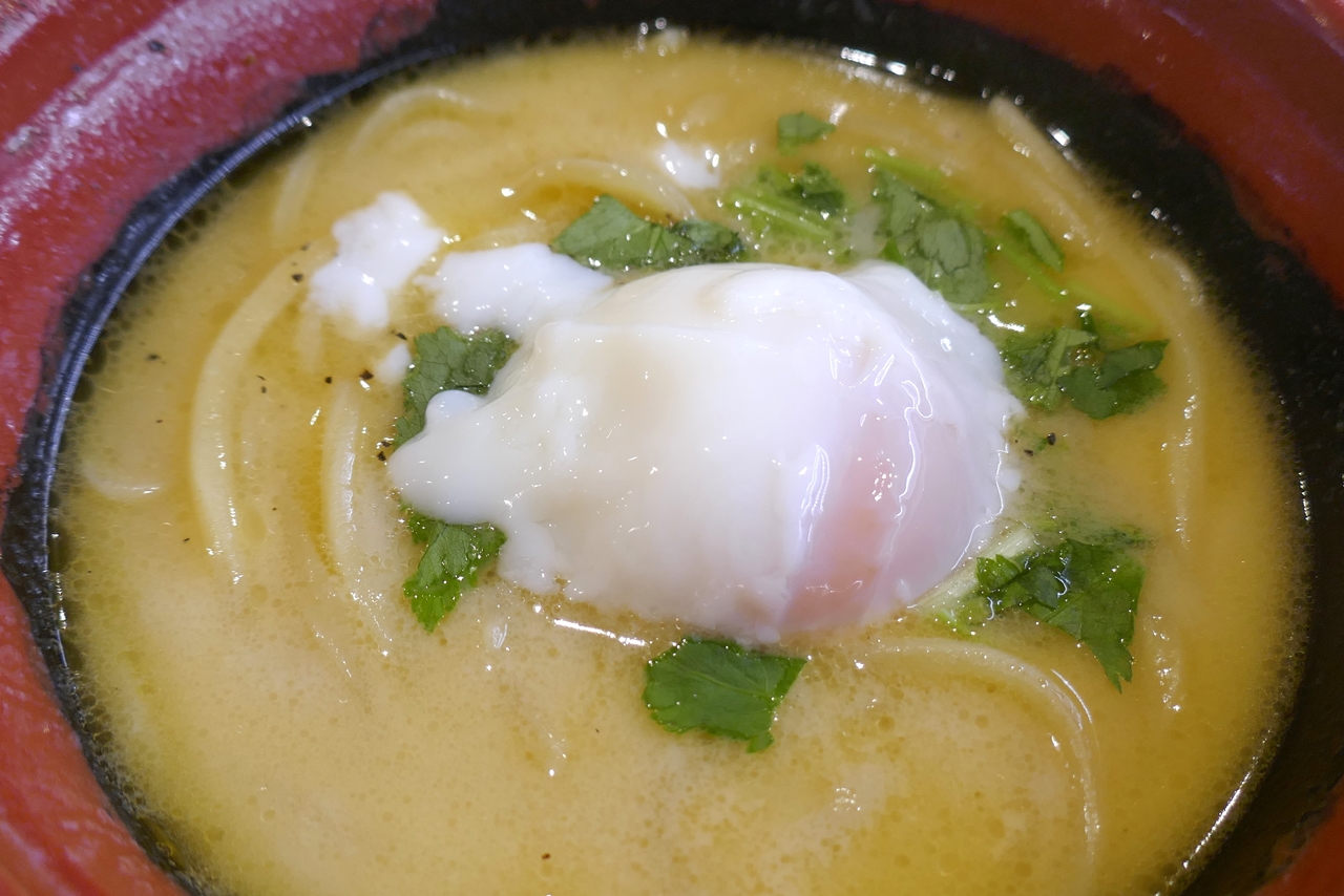 食べる前に半熟卵を「カルボナーラ スパらッティ」へ投下