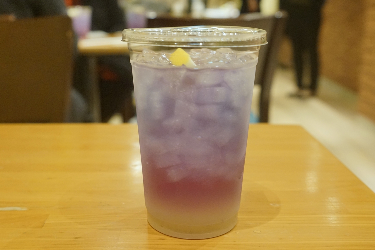 「ラベンダーレモネード（レモン果汁　1％使用）」が出てきた時には紫色