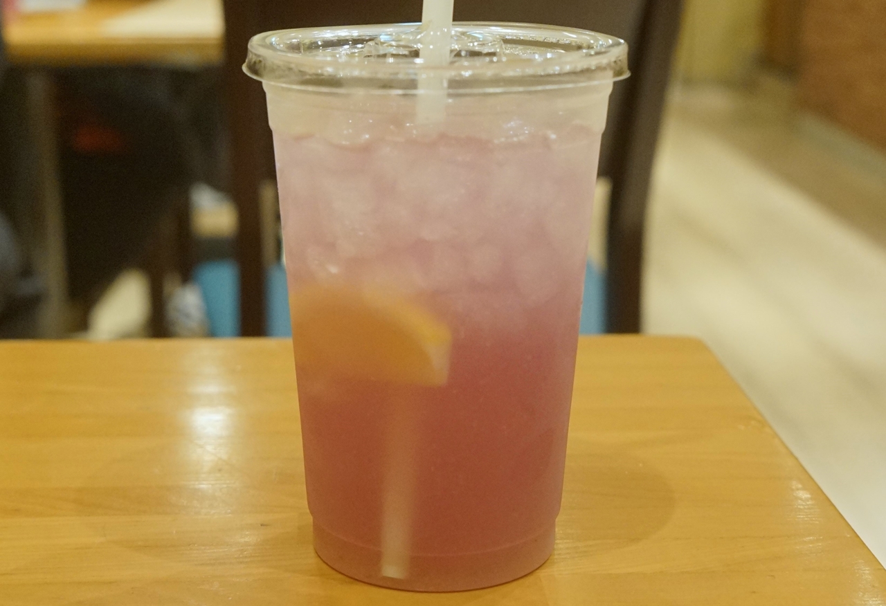 「ラベンダーレモネード（レモン果汁　1％使用）」は、まぜると全体がピンク色に変化します。SNSにアップするなら動画撮影がおススメ