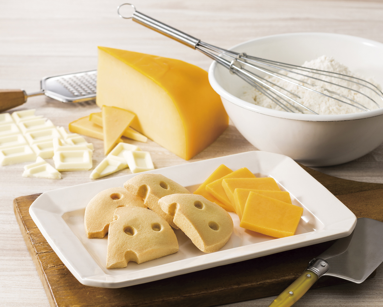 ホワイトチョコに、チェダーとゴーダ2種類のチーズを加えて焼きあげたチーズクッキー