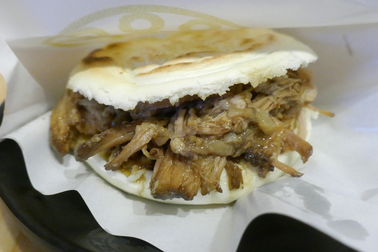 「白吉餅モーガ」は、ピタパンのような色合いの生地でお肉を挟んだ姿が確かにハンバーガーそっくり！