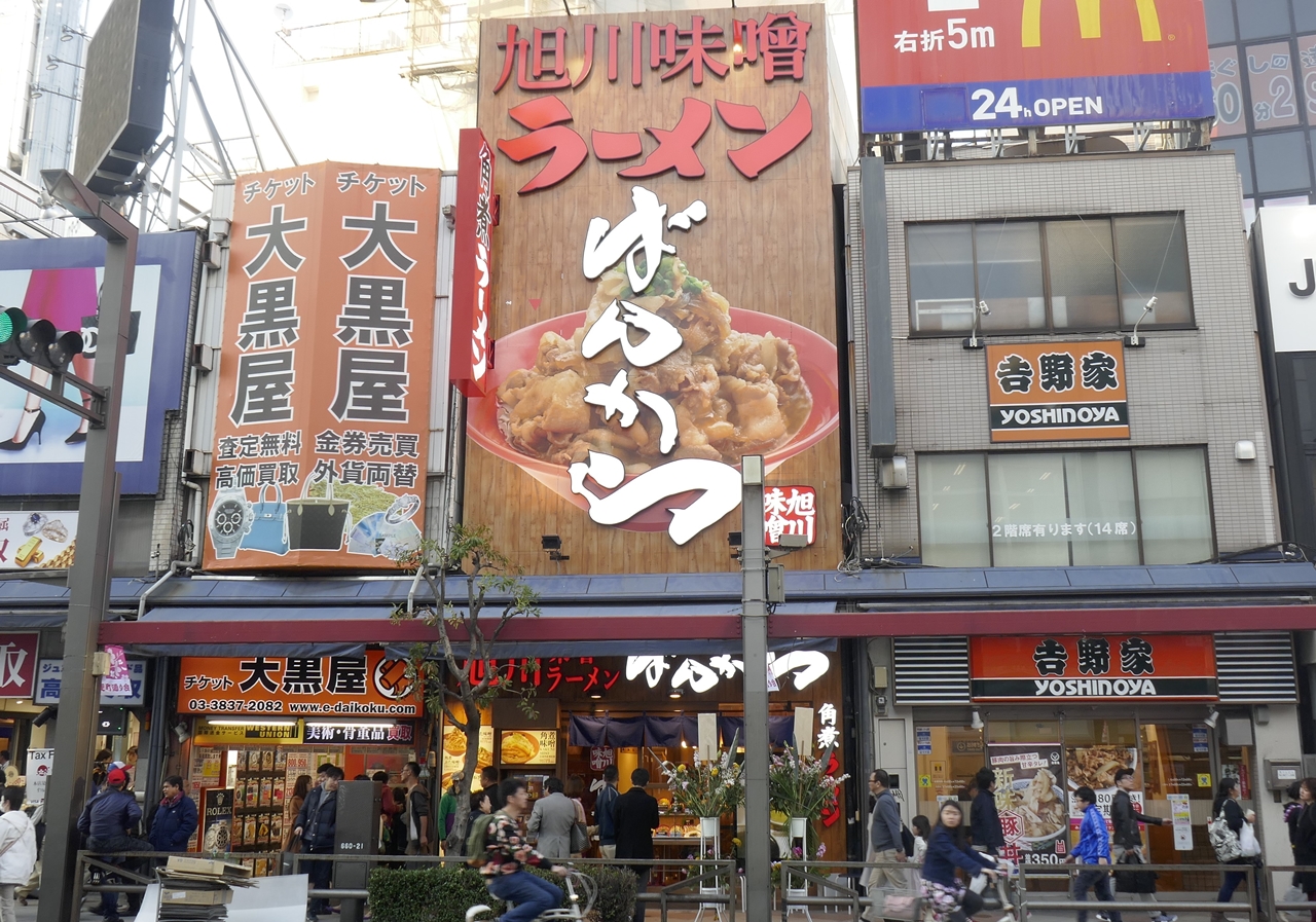 大きな看板でお店の存在をアピールしている「旭川味噌ラーメンばんから　上野店」は、御徒町駅から徒歩数分。めちゃ駅チカ！