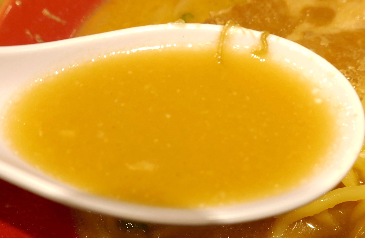 味噌の風味、出汁の旨味がしっかりと効いた脂っこさがないスープ。生姜が効いて後味キリリ！