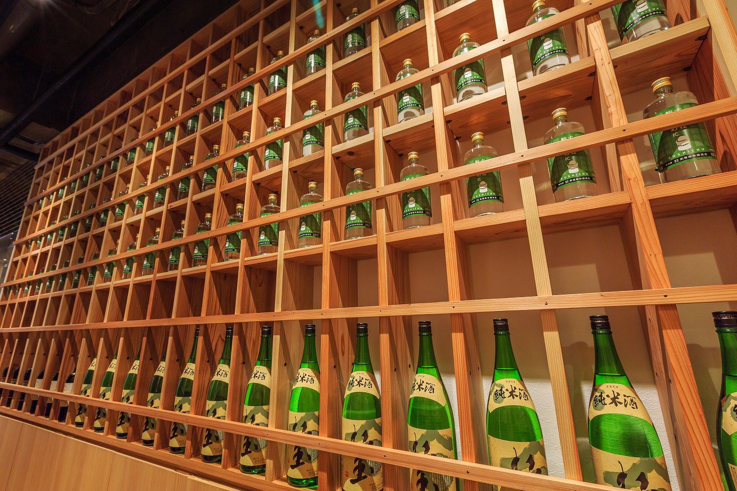 日本酒は常時15種類以上を取り揃えています