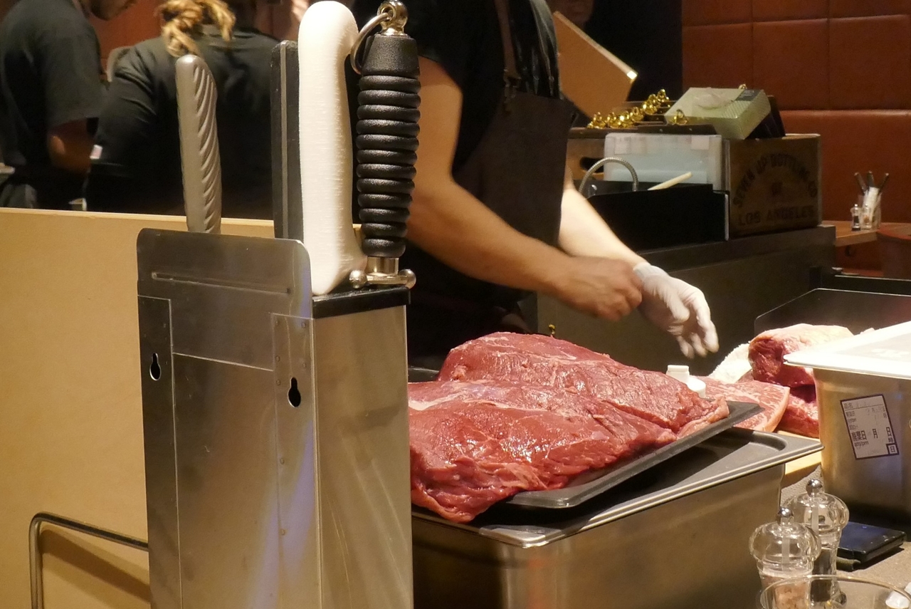 厨房では大きな肉塊からランチメニュー用のお肉を豪快に切り出していました