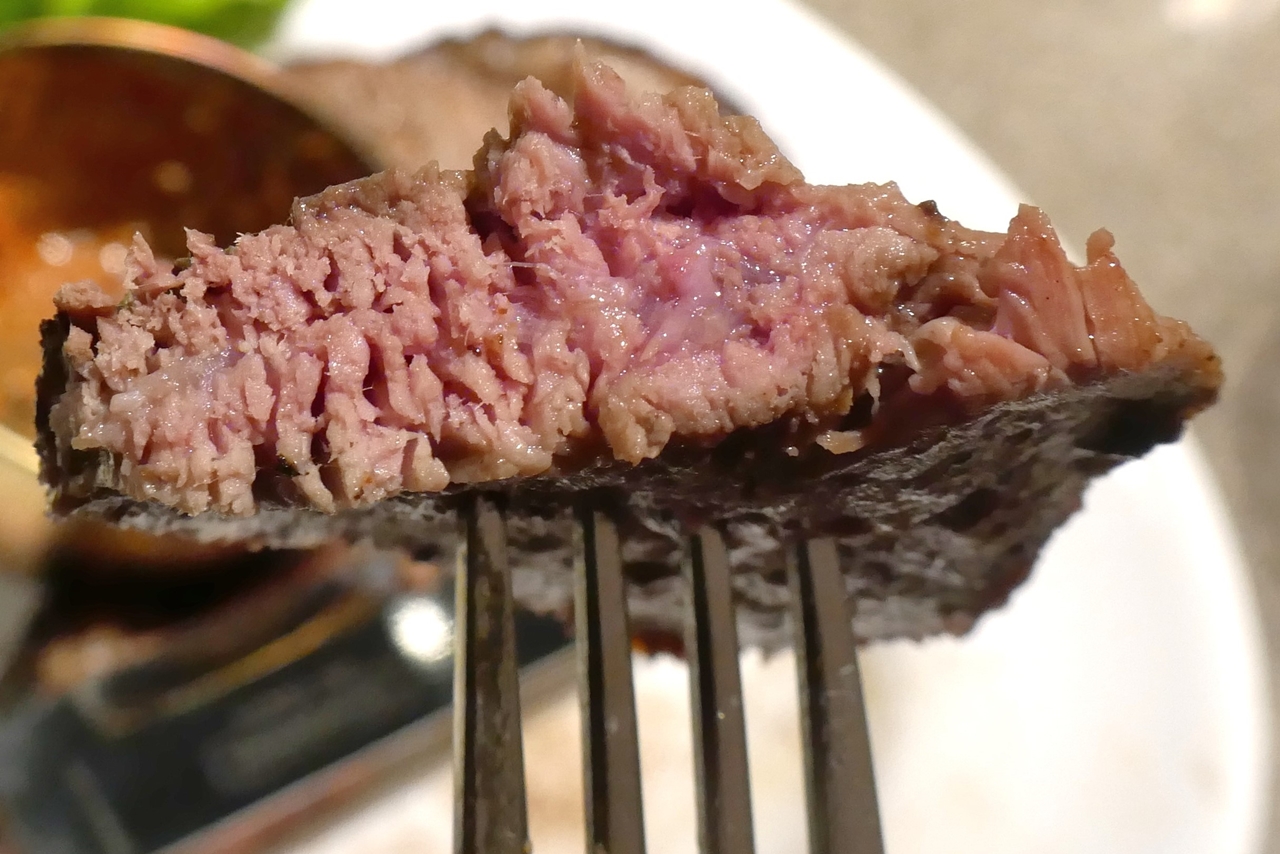 「BBQ BEEF」をカットしてみると、焼き加減はミディアム・レアくらいなので、お肉の水分もしっかりと残ってジューシー！