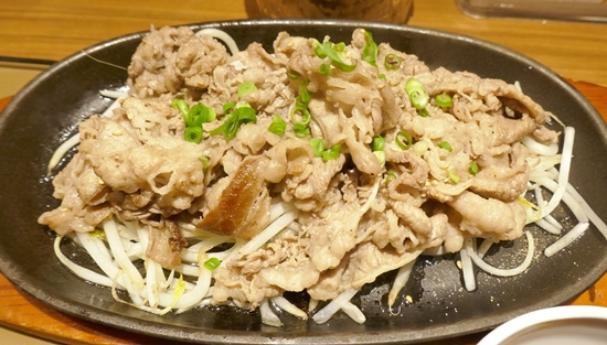 食レポ やよい軒に 牛焼肉定食 登場 牛バラ肉の旨さに ニンニク コチュジャンが入った甘じょっぱいタレでめちゃウマ もやし炒めとサラダで野菜もたっぷり ネタとぴ