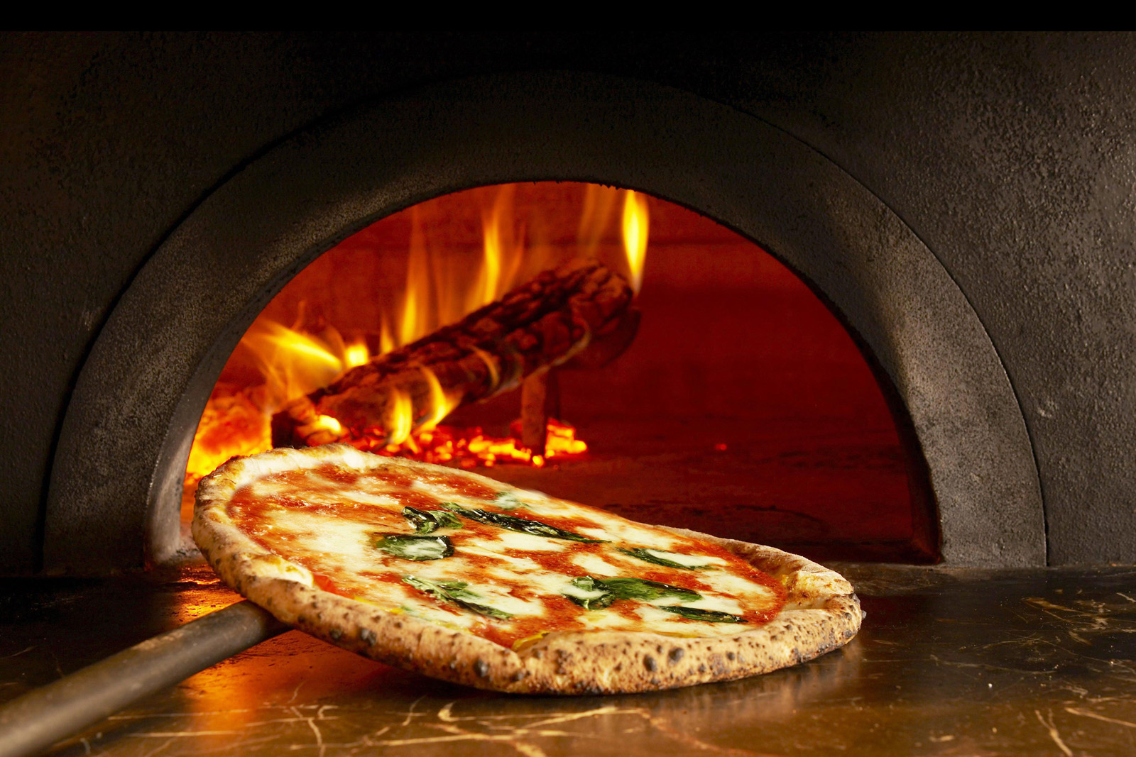 お店のお勧めピザのひとつ、焼き立てで提供されるマルゲリータ
