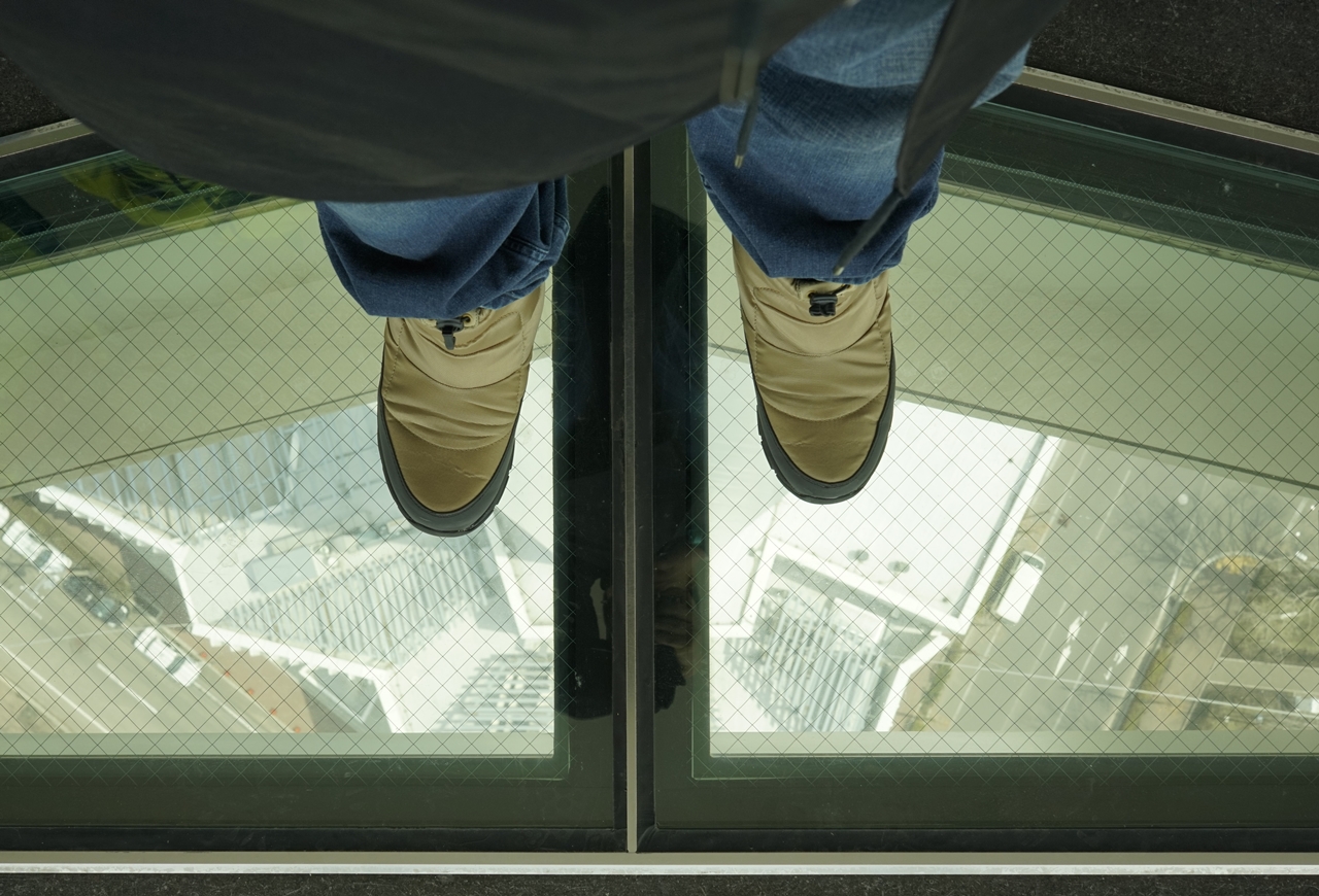 実は高所恐怖症と発覚した松浦果南がガラス張りの床の上に立ったシーンは、エレベーターを登った先の展望フロアから階段で1段下ってすぐ！