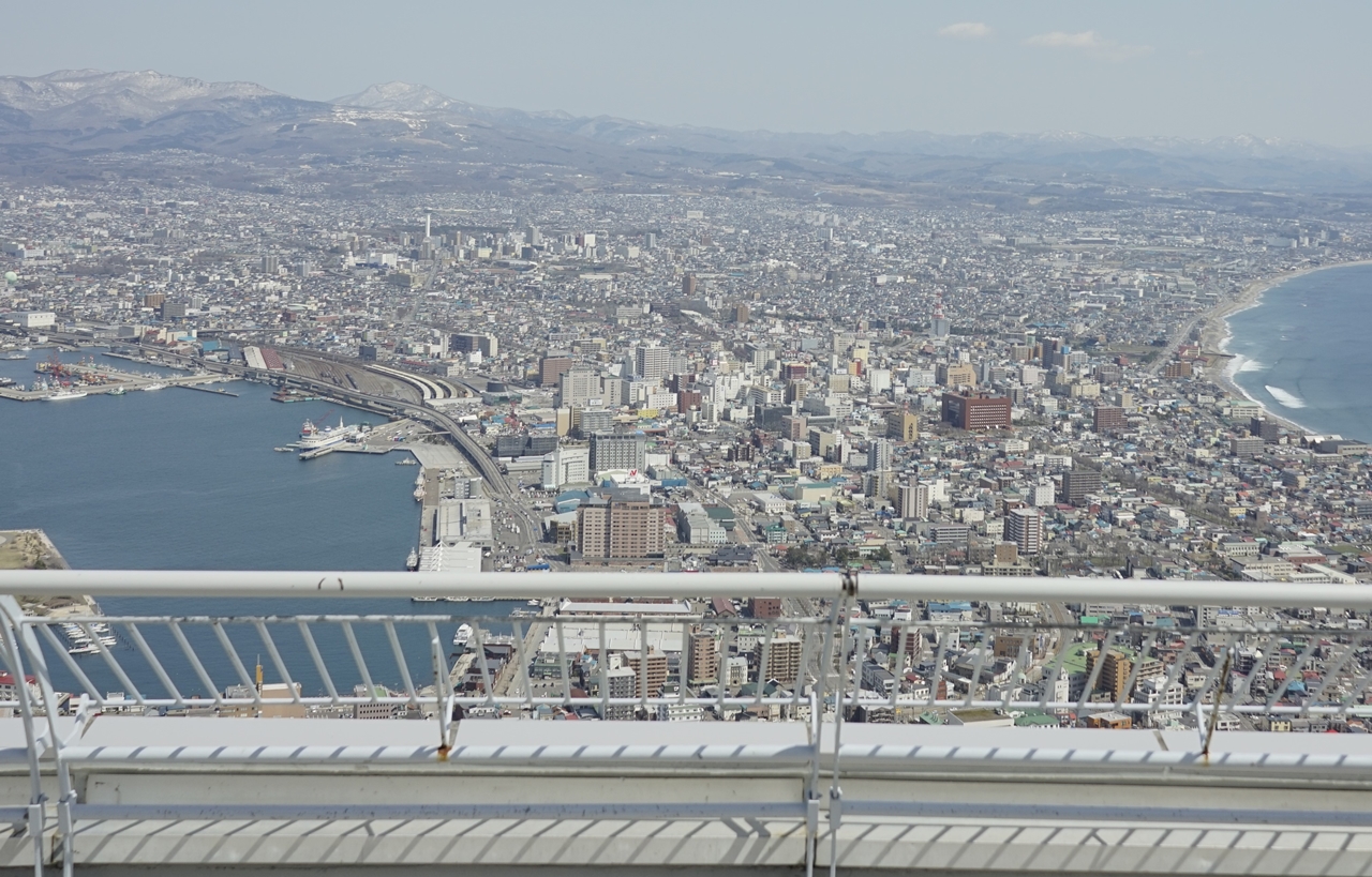 キャストのタイトルコールが行われたバックには、函館山から見た函館市内の風景がバックに！