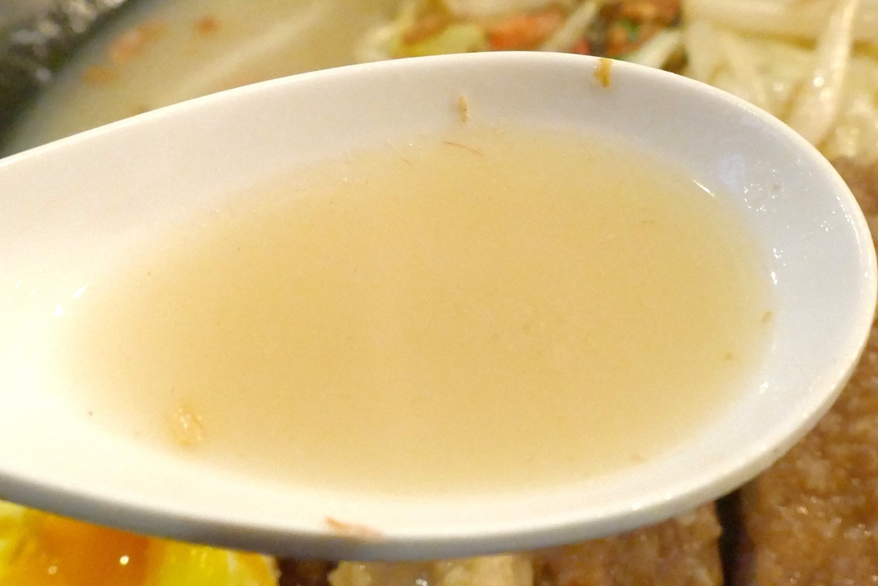 白濁したスープは、豚骨スープの風味と淡麗な魚介のウマさが合わさってめちゃウマ！