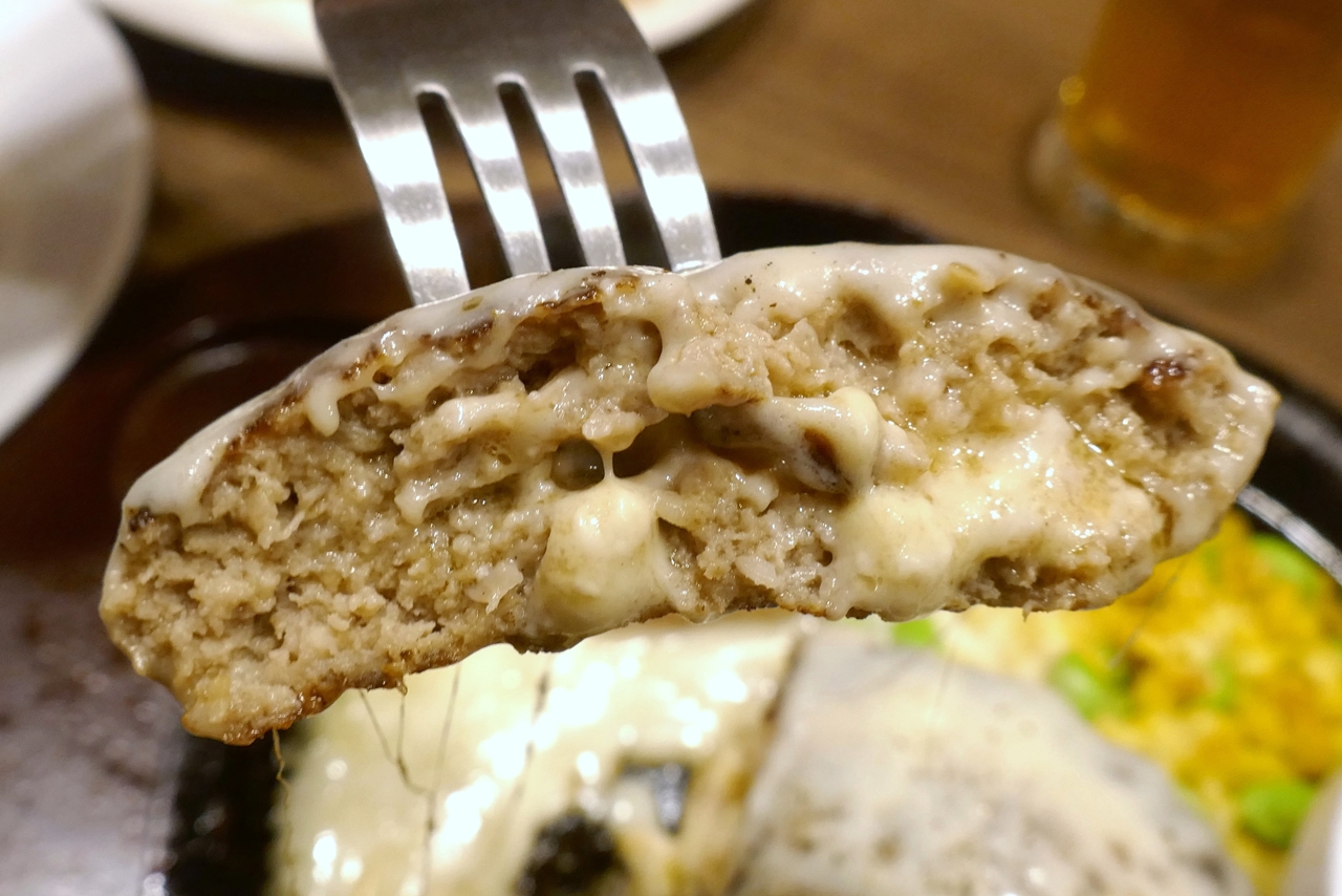 ハンバーグの外も中もチーズたっぷりで、ミルキーな美味しさのチーズの風味とジューシーさ満点なハンバーグの美味しさと組み合わさってウマイ！