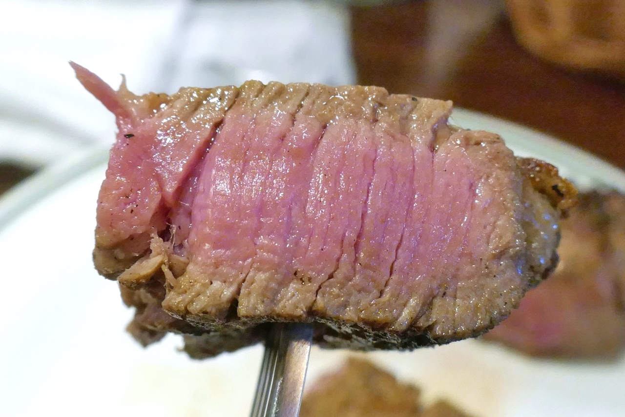 大きめカットで肉の柔らかさも楽しめるヒレ肉。脂が少なくさっぱりなのにジューシーなウマさ！