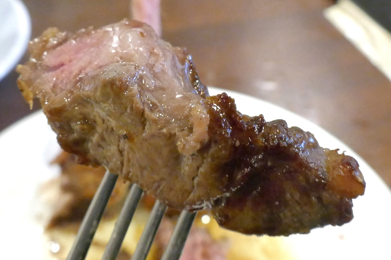 骨の横についた肉は旨味が濃厚な上に大変柔らかく、下味もガッツリついているのでそのまま楽しむのがおすすめ