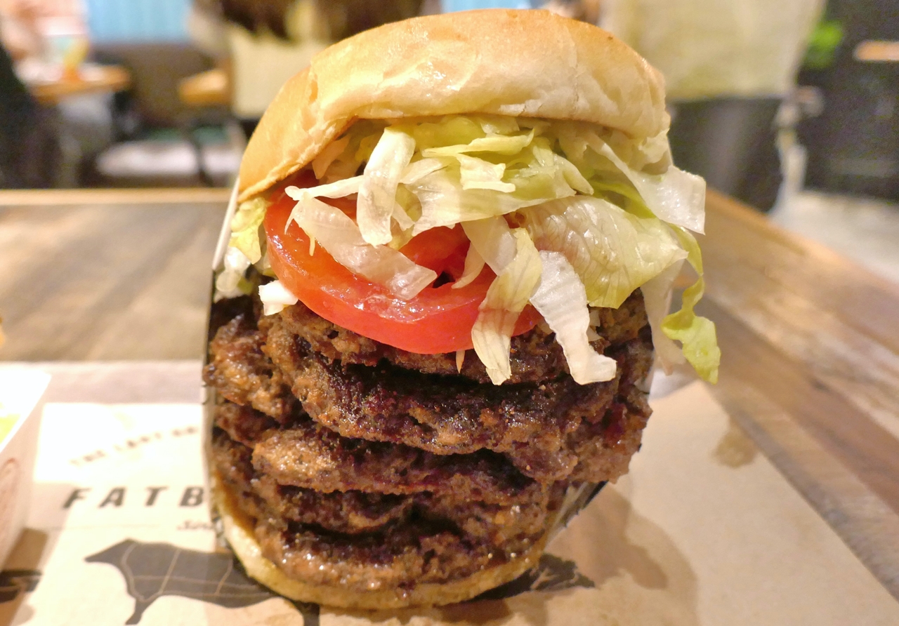 「USキングバーガー」は、ビーフパティが6枚も入ったスペシャル仕様なハンバーガー！