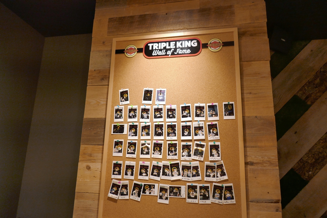 「USキングバーガー」を完食したので、店内のボード上に筆者の写真も掲示されました