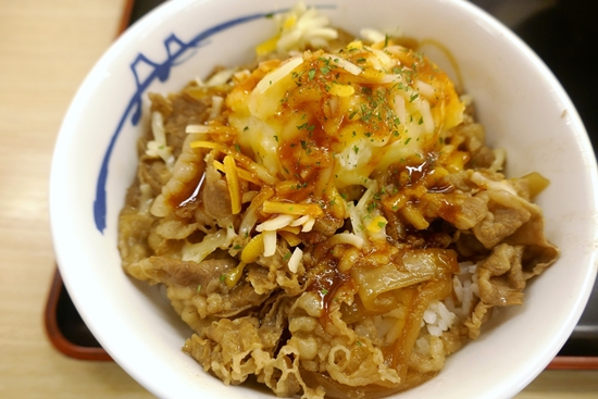 食レポ 見た目通りのジャンクなウマさ 松屋の 旨辛チーズポテト牛めし 甘じょっぱい牛めしにチーズとポテトサラダをどーんと載せ ネタとぴ