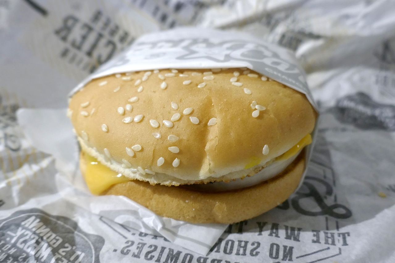 「ダブルチーズバーガー」は「オールスターミール」専用の小さなサイズ