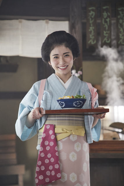 丸亀製麺のおかみが檀れいさんから松岡茉優さんにバトンタッチ うどん好きの松岡さんが念願の丸亀製麺の新cmキャラクターに ジャンポケ斉藤さんも飛脚役で登場 ネタとぴ