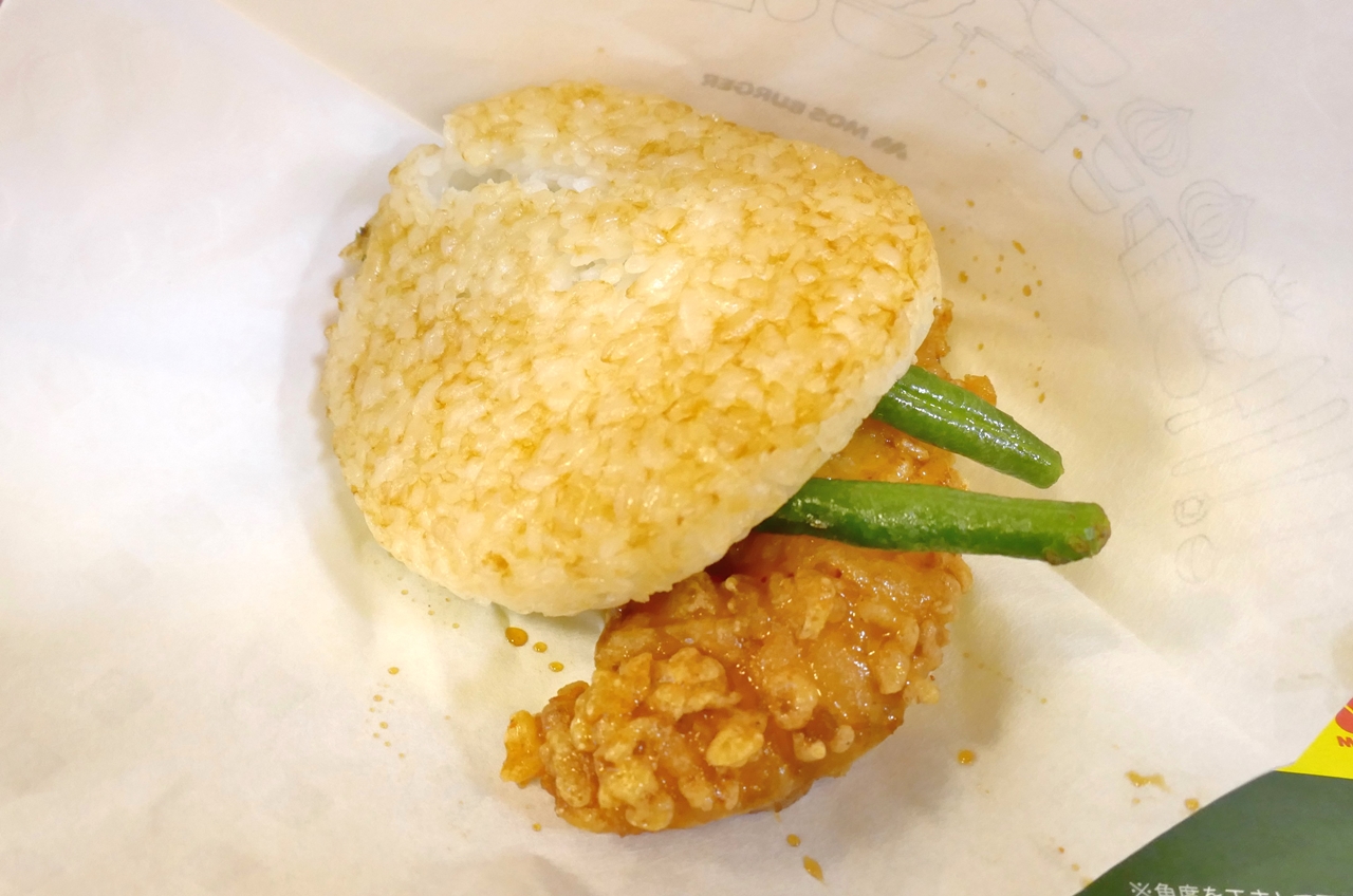 「モスライスバーガー海老の天ぷら」は、ライスプレートからはみ出るほどに海老の天ぷらがビッグ！