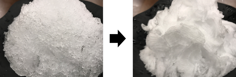 従来のかき氷(左)と「ふわ雪氷」(右)の比較。従来のかき氷は一般的な粗さで、ザラザラとした舌触りのかき氷。「ふわ雪氷」は専門店でも使用している高級かき氷機だからこそできる、きめ細かく、口どけのよいふわっとした口当たりのかき氷