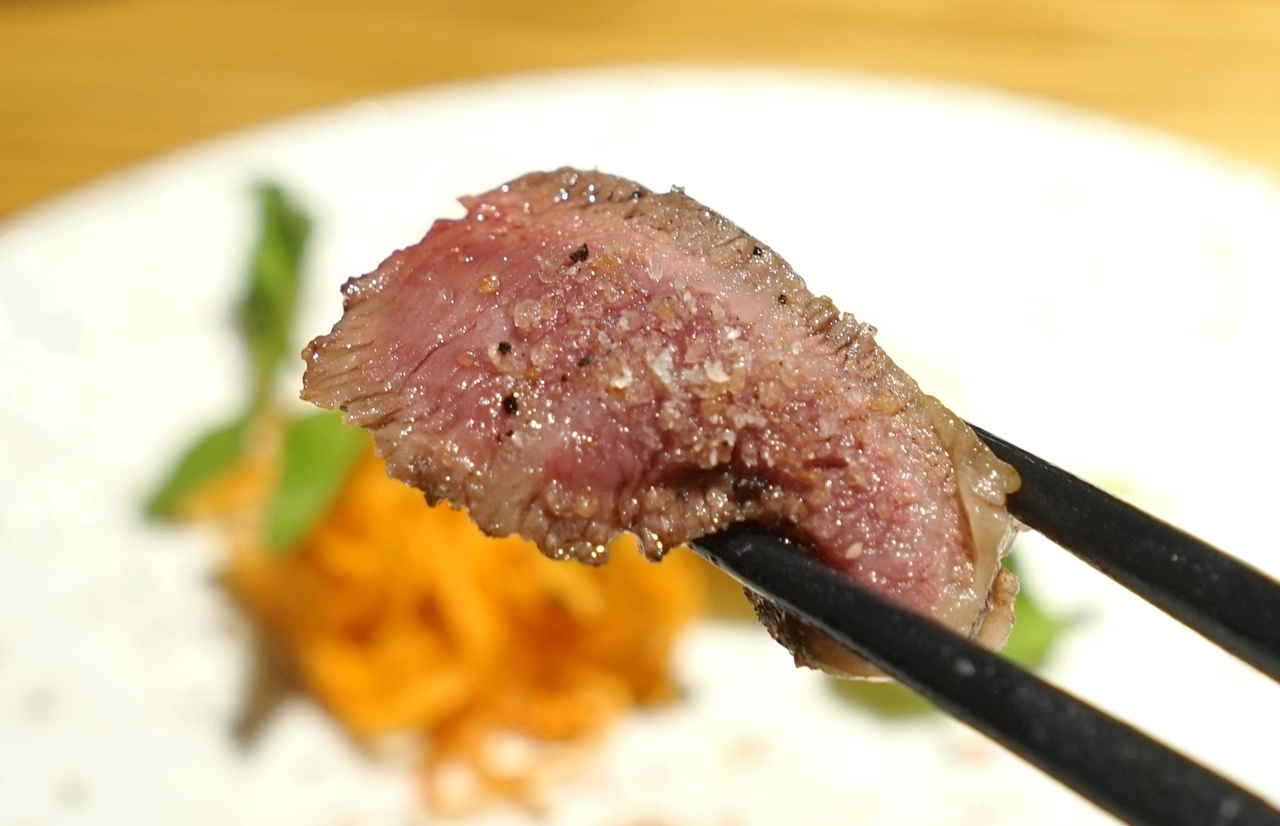「本日の熟成赤身ステーキ」は、噛みしめるたびにお肉のウマさがにじみ出す一品で、特にトリュフの風味とちょうどいい塩気がこだまする「トリュフ塩」との相性抜群！