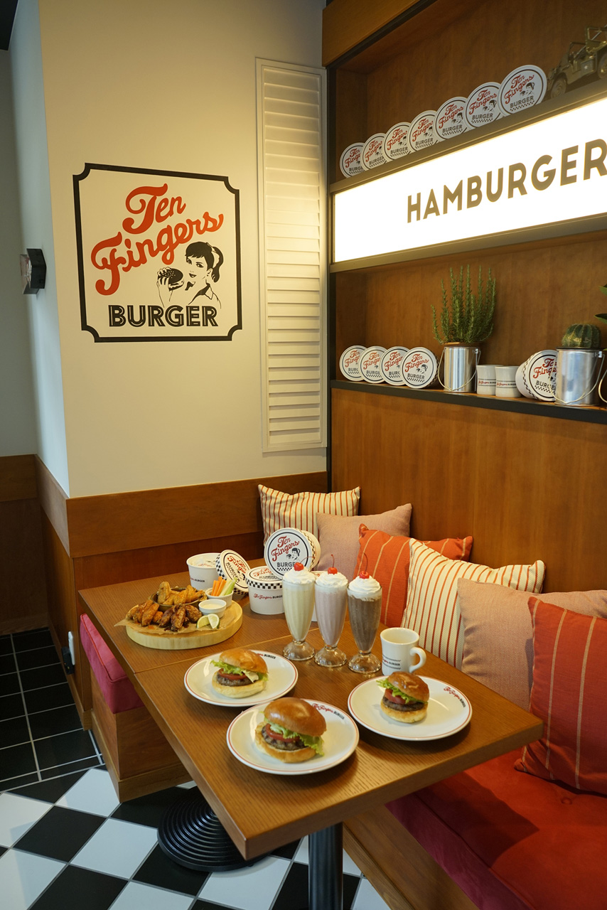 「TEN FINGERS BURGER」は、アメリカンスタイルなハンバーガー、サイドメニュー、シェイクなどが楽しめるお店