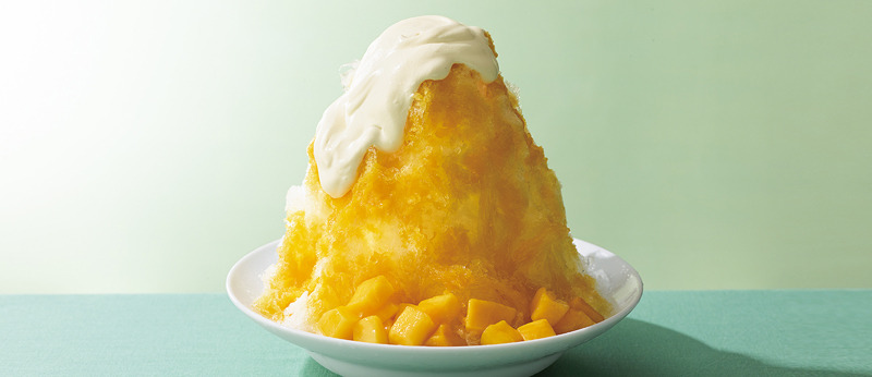 カスタードホイップクリームに、たっぷりのマンゴー果肉、かき氷を超えた濃厚スイーツとしています。310kcal