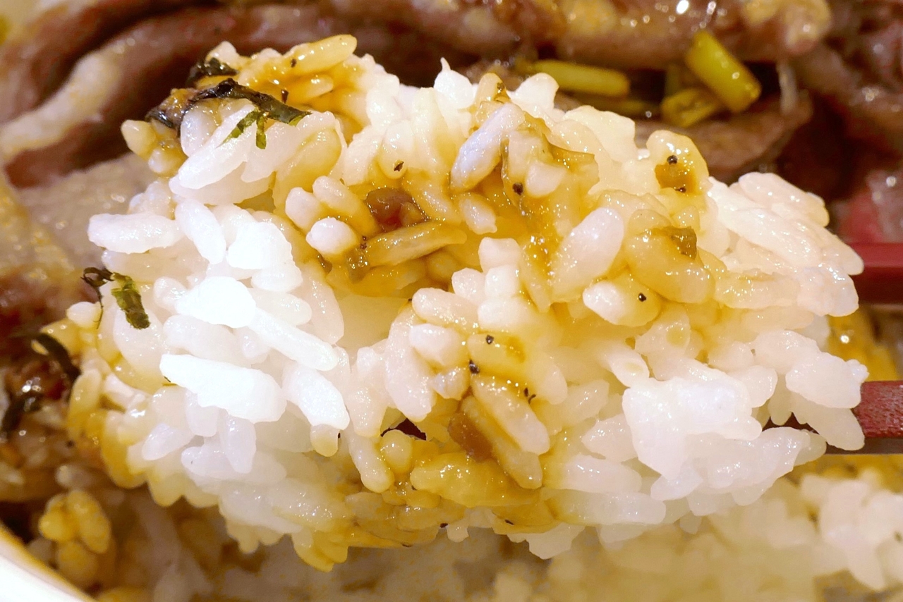 ご飯は汁気多めなリブロースステーキを組み合わせても米粒がべとつかないハリのある炊き加減！