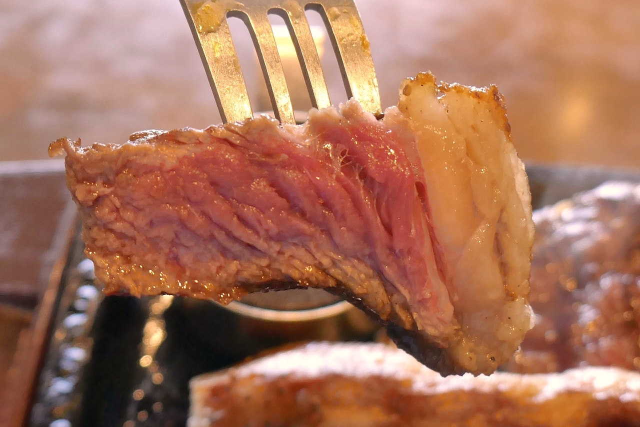 ミディアム・レアの「イチボの熟成赤身」は、少々食感が固いのが気になりますが、脂の美味しさと、レアな赤身肉ならではの美味しさ！