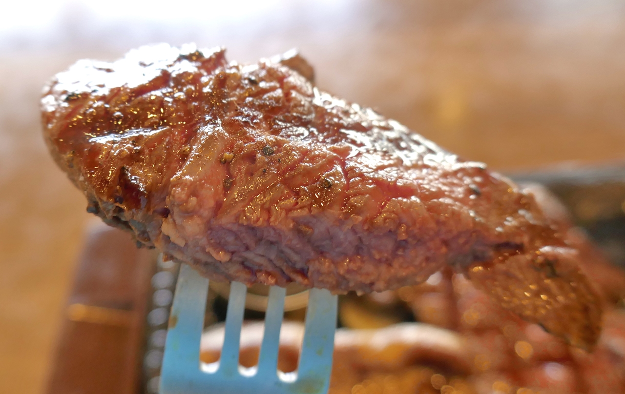 「熟成赤身ログ」は食感が柔らかく、力強い肉の旨さ。肉汁滴るジューシーな焼き上がりでウマイ！