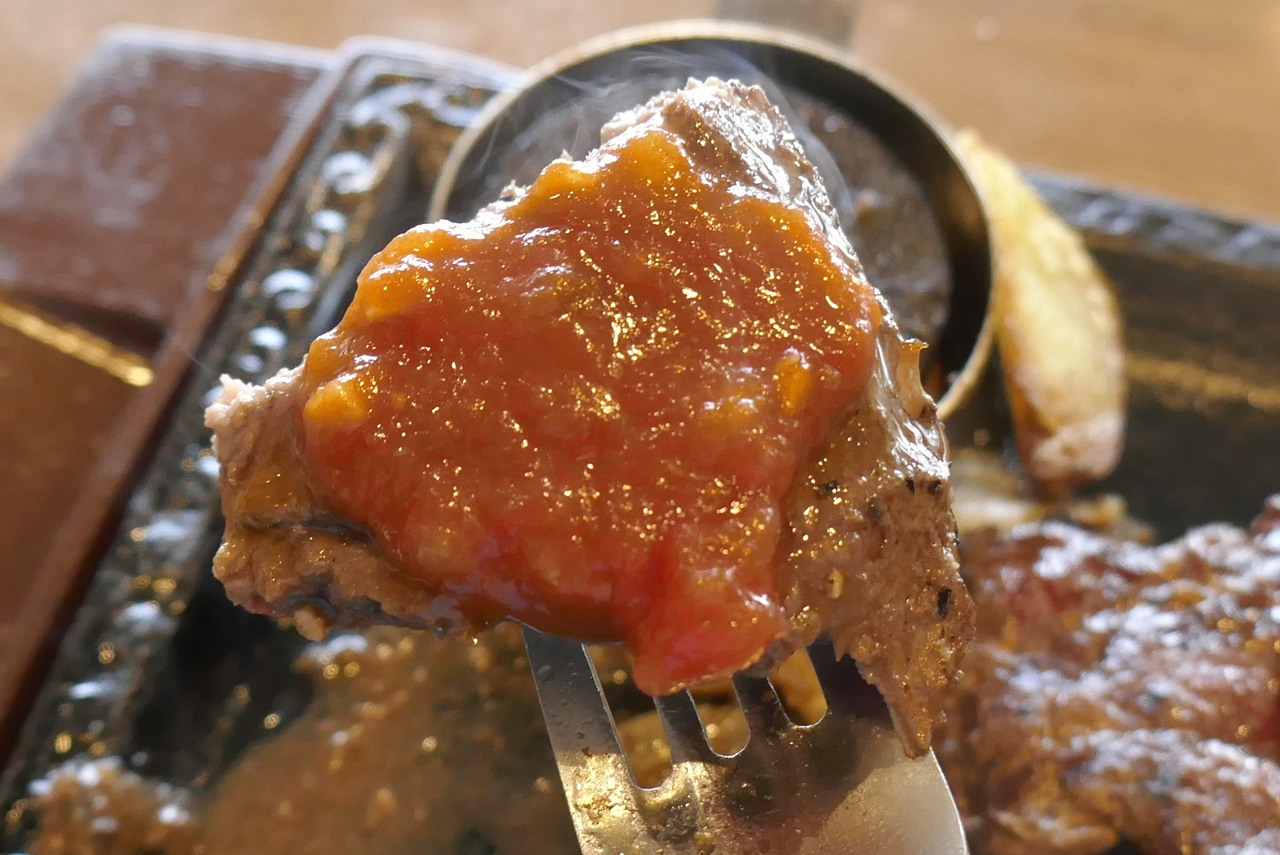 「熟成赤身ログ」には、トマトの風味とスパイスの風味が効いた「サルサソース」がマッチ！