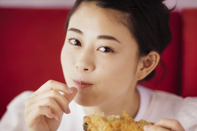 今年もレッドホットの夏が来る ケンタッキーが レッドホットチキン クリスピー ツイスター を本日5日 木 発売 高畑充希さんが辛さと旨さに悶絶するcmも ネタとぴ