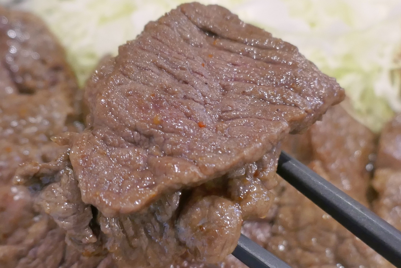 和牛ロース丼の肉はA5ランクのランプを使用。柔らかな食感で噛みしめるたびに力強い美味しさがほとばしる旨さ！ 甘辛いタレもいい！