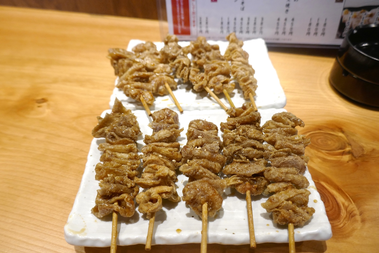 看板メニューの「伝串」は、博多名物の「かわ焼き」同様に鶏の皮を使った串メニュー