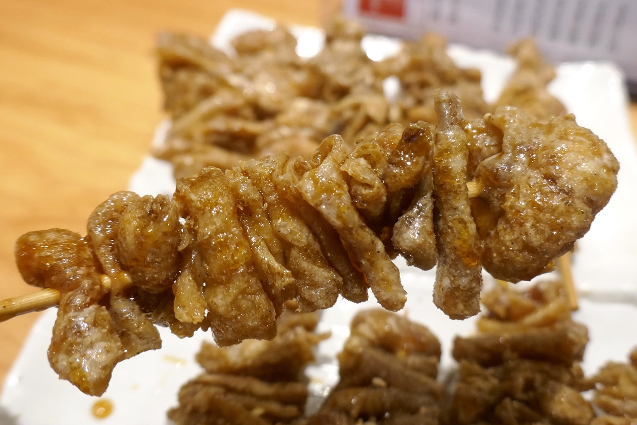 「伝串」はカリッと揚がってパリパリとした食感と香ばしい風味に加えて、甘じょっぱいタレが絡んでお酒が進みます！